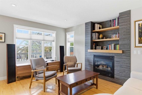131 25 Avenue Ne, Calgary, AB - Indoor Photo Showing Living Room With Fireplace