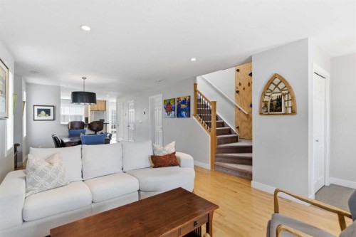 131 25 Avenue Ne, Calgary, AB - Indoor Photo Showing Living Room
