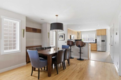 131 25 Avenue Ne, Calgary, AB - Indoor Photo Showing Dining Room