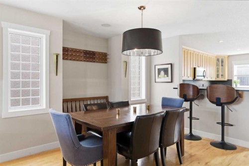 131 25 Avenue Ne, Calgary, AB - Indoor Photo Showing Dining Room