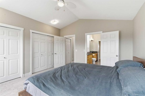 131 25 Avenue Ne, Calgary, AB - Indoor Photo Showing Bedroom
