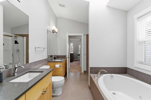 131 25 Avenue Ne, Calgary, AB - Indoor Photo Showing Bathroom