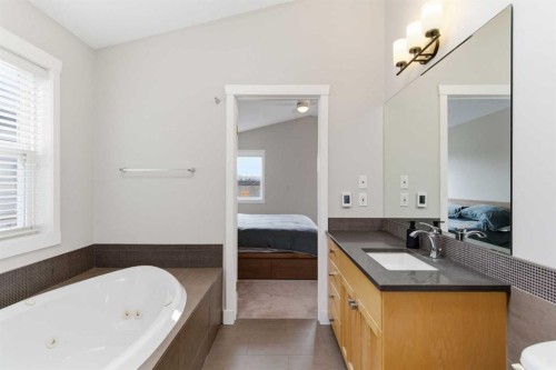 131 25 Avenue Ne, Calgary, AB - Indoor Photo Showing Bathroom