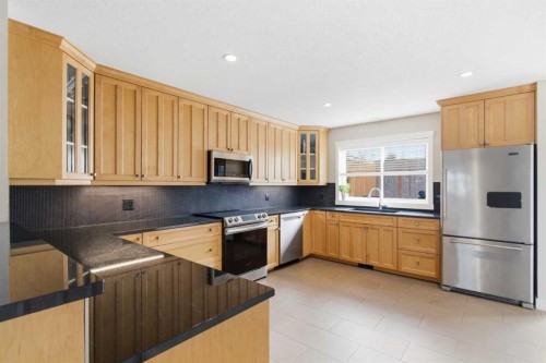 131 25 Avenue Ne, Calgary, AB - Indoor Photo Showing Kitchen With Stainless Steel Kitchen