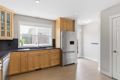 131 25 Avenue Ne, Calgary, AB - Indoor Photo Showing Kitchen