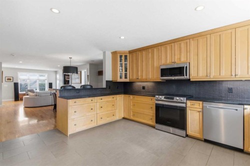 131 25 Avenue Ne, Calgary, AB - Indoor Photo Showing Kitchen With Stainless Steel Kitchen