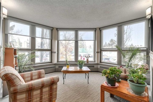 131-820 89 Avenue Sw, Calgary, AB - Indoor Photo Showing Living Room