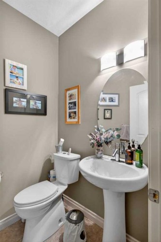 9050 14 Avenue Sw, Calgary, AB - Indoor Photo Showing Bathroom