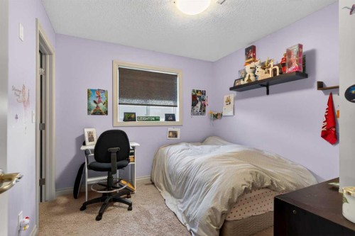 9050 14 Avenue Sw, Calgary, AB - Indoor Photo Showing Bedroom