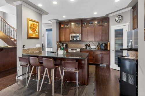 9050 14 Avenue Sw, Calgary, AB - Indoor Photo Showing Kitchen