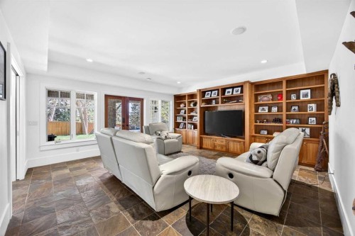 914 36 Avenue Sw, Calgary, AB - Indoor Photo Showing Living Room