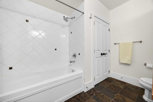 914 36 Avenue Sw, Calgary, AB - Indoor Photo Showing Bathroom