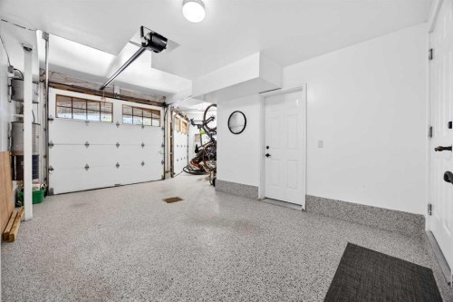 914 36 Avenue Sw, Calgary, AB - Indoor Photo Showing Garage