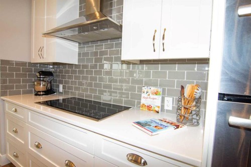 237 Kinniburgh Way, Chestermere, AB - Indoor Photo Showing Kitchen