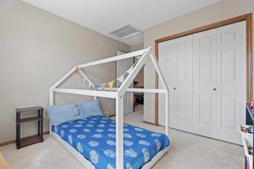 133 Carr Crescent, Okotoks, AB - Indoor Photo Showing Bedroom