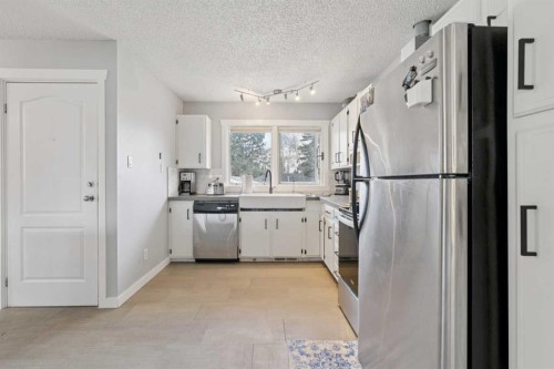 9812 2 Street Se, Calgary, AB - Indoor Photo Showing Kitchen