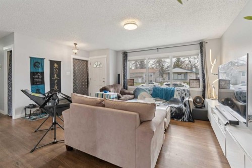 9812 2 Street Se, Calgary, AB - Indoor Photo Showing Living Room
