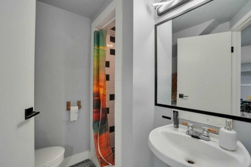 44 Falmead Road Ne, Calgary, AB - Indoor Photo Showing Bathroom