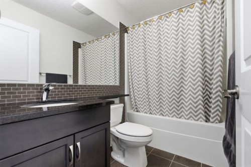 773 River Heights Crescent, Cochrane, AB - Indoor Photo Showing Bathroom