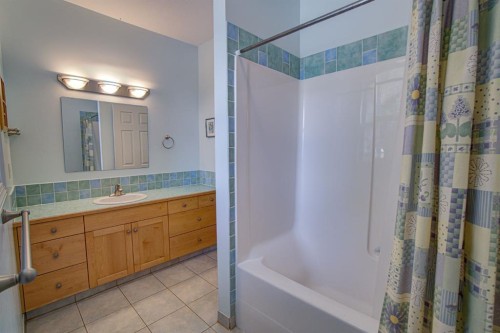 224 52 Avenue West, Claresholm, AB - Indoor Photo Showing Bathroom