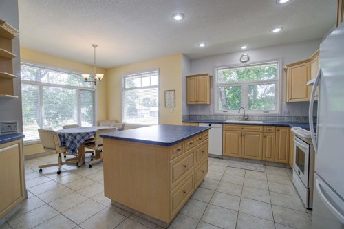 224 52 Avenue West, Claresholm, AB - Indoor Photo Showing Kitchen