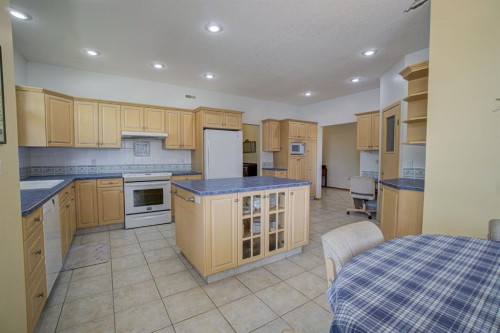 224 52 Avenue West, Claresholm, AB - Indoor Photo Showing Kitchen