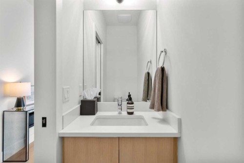2853 14 Avenue Sw, Calgary, AB - Indoor Photo Showing Bathroom