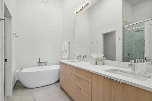2853 14 Avenue Sw, Calgary, AB - Indoor Photo Showing Bathroom