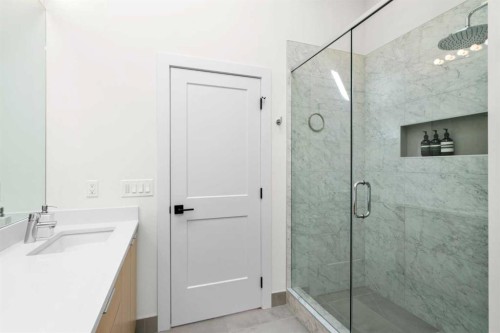 2853 14 Avenue Sw, Calgary, AB - Indoor Photo Showing Bathroom
