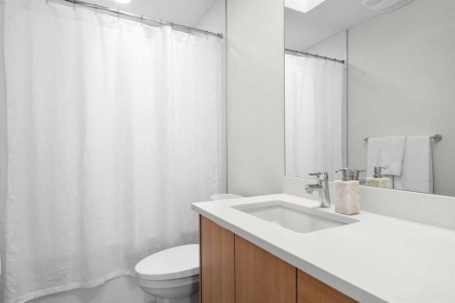2853 14 Avenue Sw, Calgary, AB - Indoor Photo Showing Bathroom