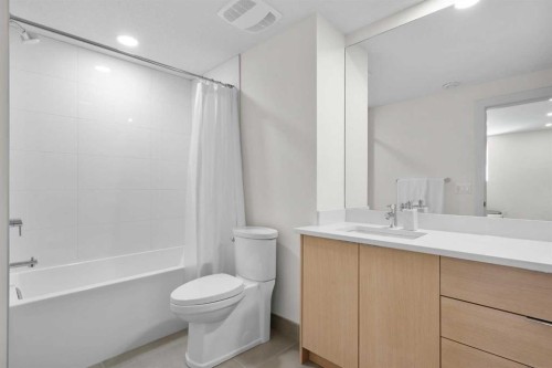 2853 14 Avenue Sw, Calgary, AB - Indoor Photo Showing Bathroom