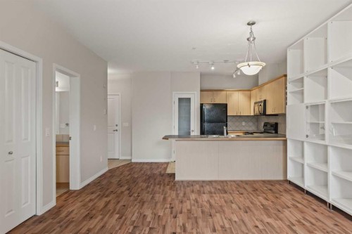 206-3651 Marda Link Sw, Calgary, AB - Indoor Photo Showing Kitchen