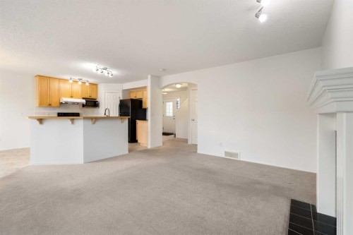 112 Everridge Drive Sw, Calgary, AB - Indoor Photo Showing Kitchen