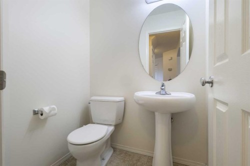 112 Everridge Drive Sw, Calgary, AB - Indoor Photo Showing Bathroom