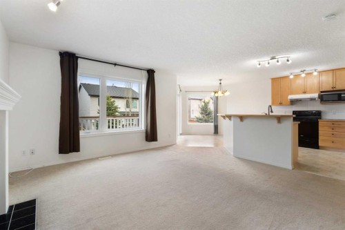 112 Everridge Drive Sw, Calgary, AB - Indoor Photo Showing Kitchen