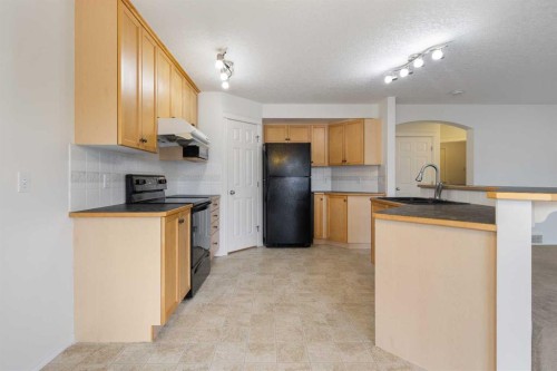 112 Everridge Drive Sw, Calgary, AB - Indoor Photo Showing Kitchen