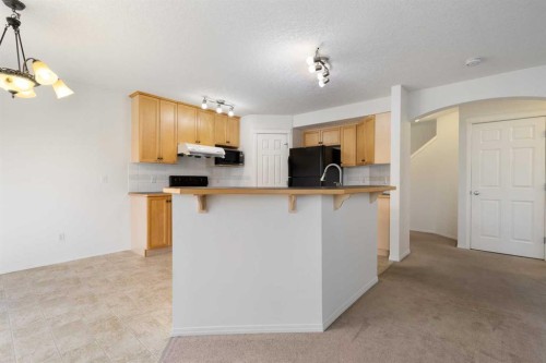 112 Everridge Drive Sw, Calgary, AB - Indoor Photo Showing Kitchen