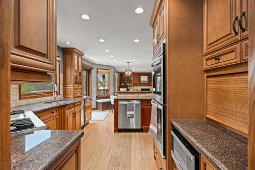 527 Scimitar Bay Nw, Calgary, AB - Indoor Photo Showing Kitchen