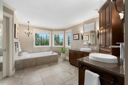 527 Scimitar Bay Nw, Calgary, AB - Indoor Photo Showing Bathroom
