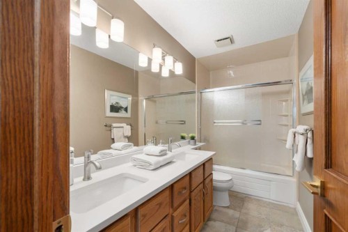527 Scimitar Bay Nw, Calgary, AB - Indoor Photo Showing Bathroom