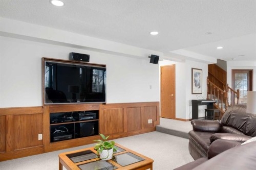 527 Scimitar Bay Nw, Calgary, AB - Indoor Photo Showing Living Room