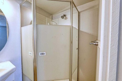 71 Falton Drive Ne, Calgary, AB - Indoor Photo Showing Bathroom