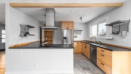 5207 5 Avenue Se, Calgary, AB - Indoor Photo Showing Kitchen