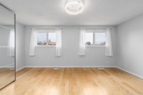 5207 5 Avenue Se, Calgary, AB - Indoor Photo Showing Other Room