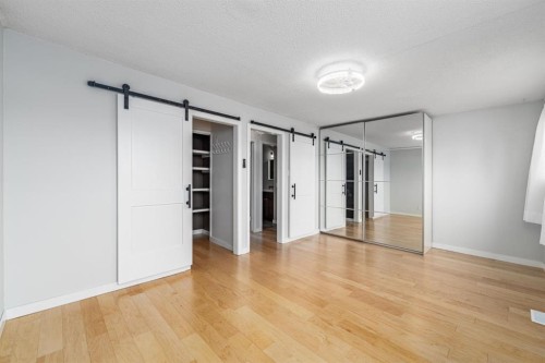 5207 5 Avenue Se, Calgary, AB - Indoor Photo Showing Other Room