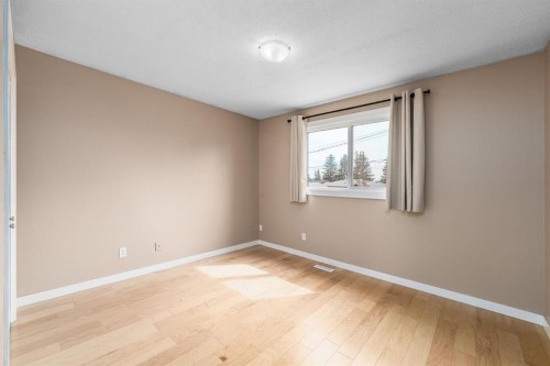 5207 5 Avenue Se, Calgary, AB - Indoor Photo Showing Other Room