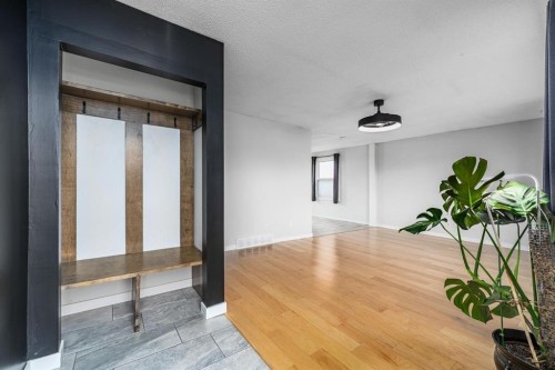 5207 5 Avenue Se, Calgary, AB - Indoor Photo Showing Other Room
