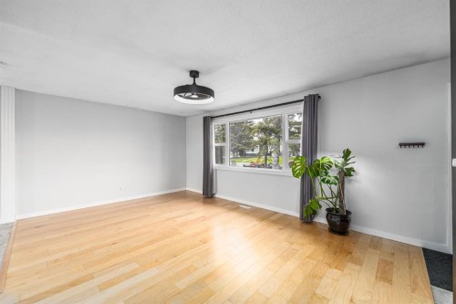 5207 5 Avenue Se, Calgary, AB - Indoor Photo Showing Other Room