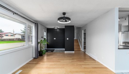5207 5 Avenue Se, Calgary, AB - Indoor Photo Showing Other Room