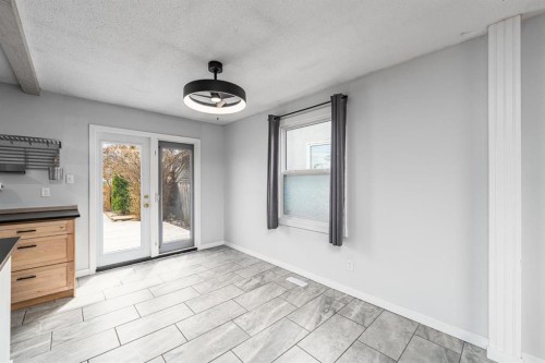 5207 5 Avenue Se, Calgary, AB - Indoor Photo Showing Other Room
